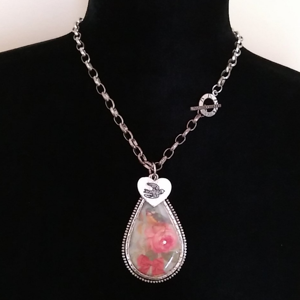 💥LA VIE EN ROSE Statement Necklace 💥 Final $ Before Donation